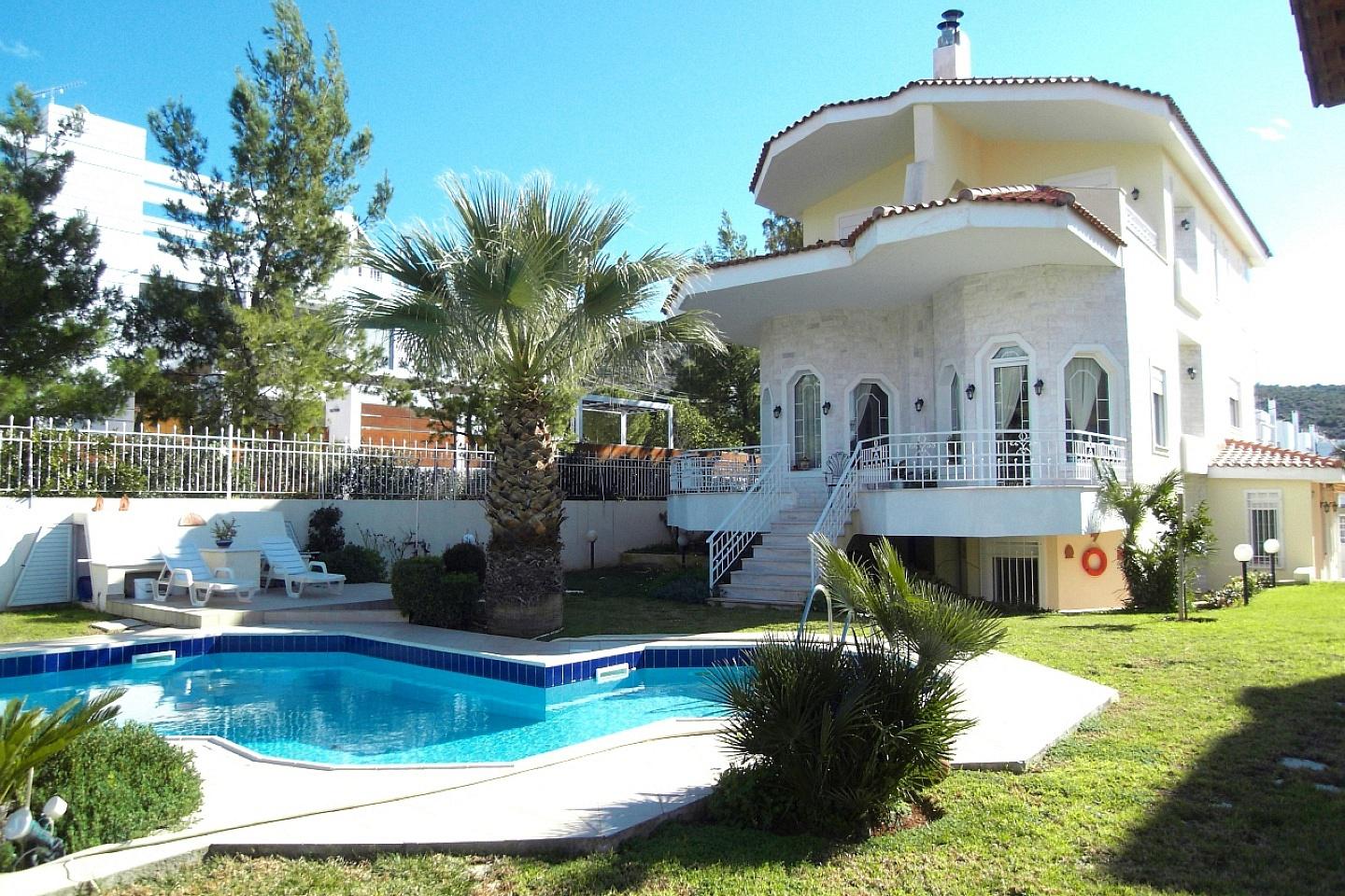 Villa for sale in Vari. Real estate in Greece.