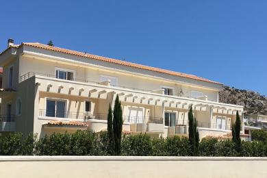 Building of 4 houses for sale in Vouliagmeni.